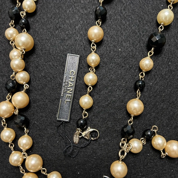 **SOLD**
NWT Vintage CHANEL Faux Pearl and CC Logo Necklace - Picture 6 of 7
